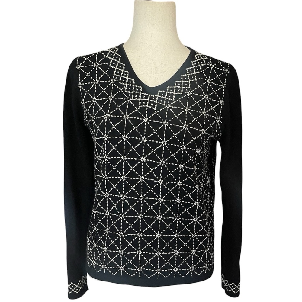 Neiman Marcus Geometric V-Neck Cashmere Sweater in Black and White